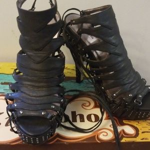 Great looking pair of strappy heels